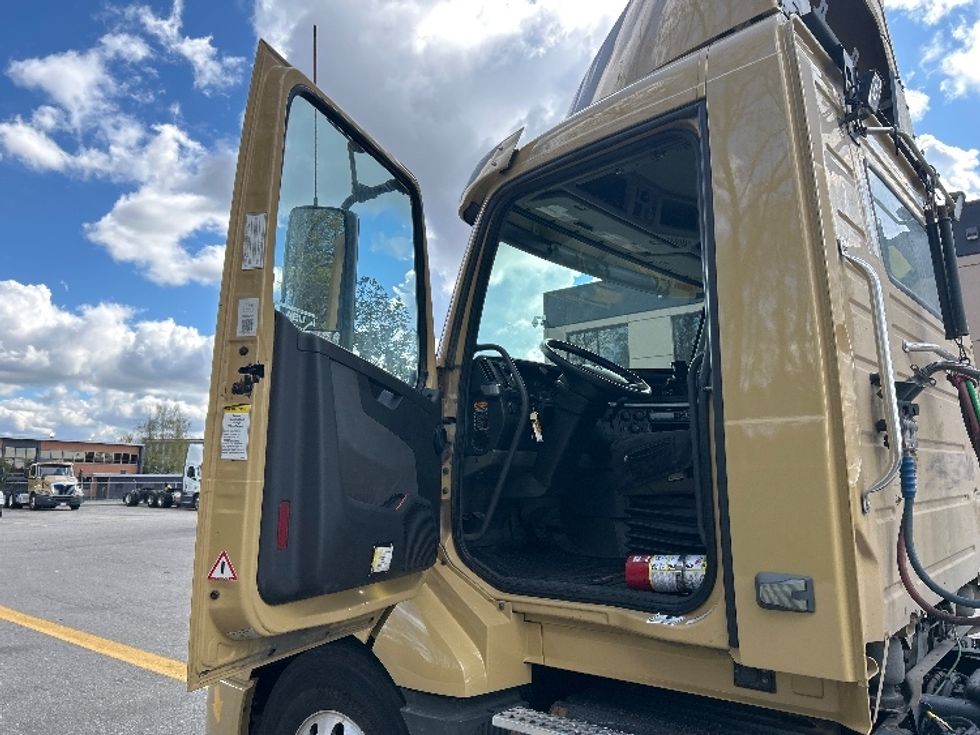 Day Cab Tractor-Heavy Duty Tractors-Volvo-2019-VNL64T300-Delta-BC-380,209\n\t\tkm-$ 65,250 - Image 9
