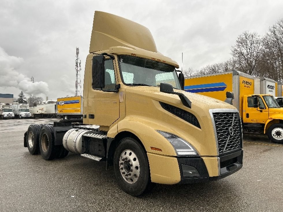 Day Cab Tractor-Heavy Duty Tractors-Volvo-2019-VNL64T300-Delta-BC-380,415\n\t\tkm-$ 61,500 - Image 1