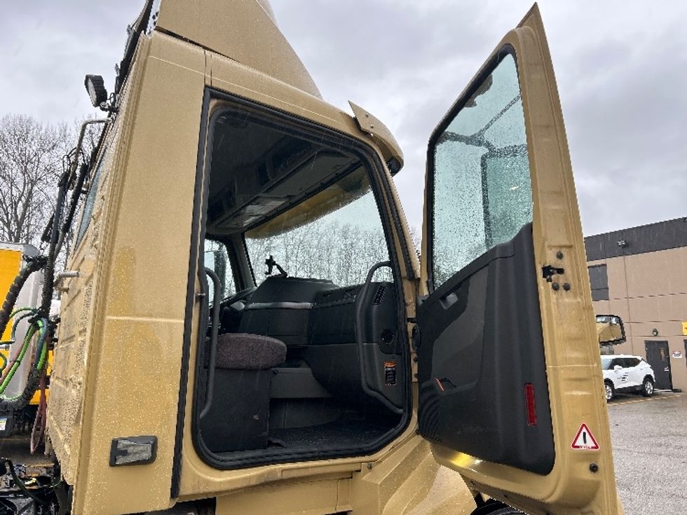Day Cab Tractor-Heavy Duty Tractors-Volvo-2019-VNL64T300-Delta-BC-380,415\n\t\tkm-$ 61,500 - Image 11