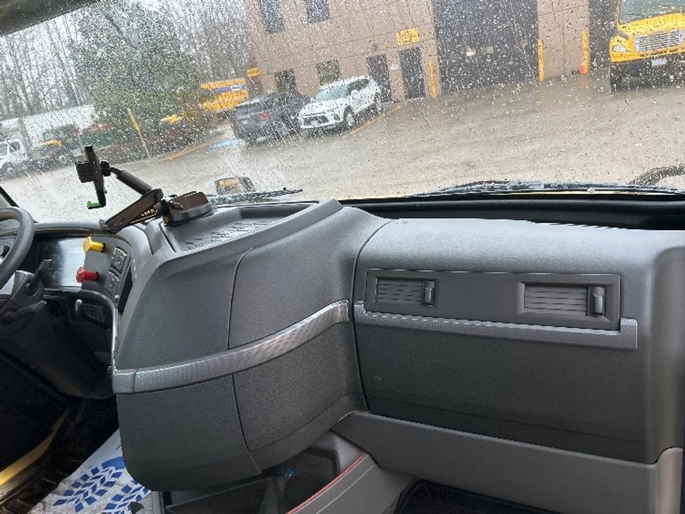 Day Cab Tractor-Heavy Duty Tractors-Volvo-2019-VNL64T300-Delta-BC-380,415\n\t\tkm-$ 61,500 - Image 12