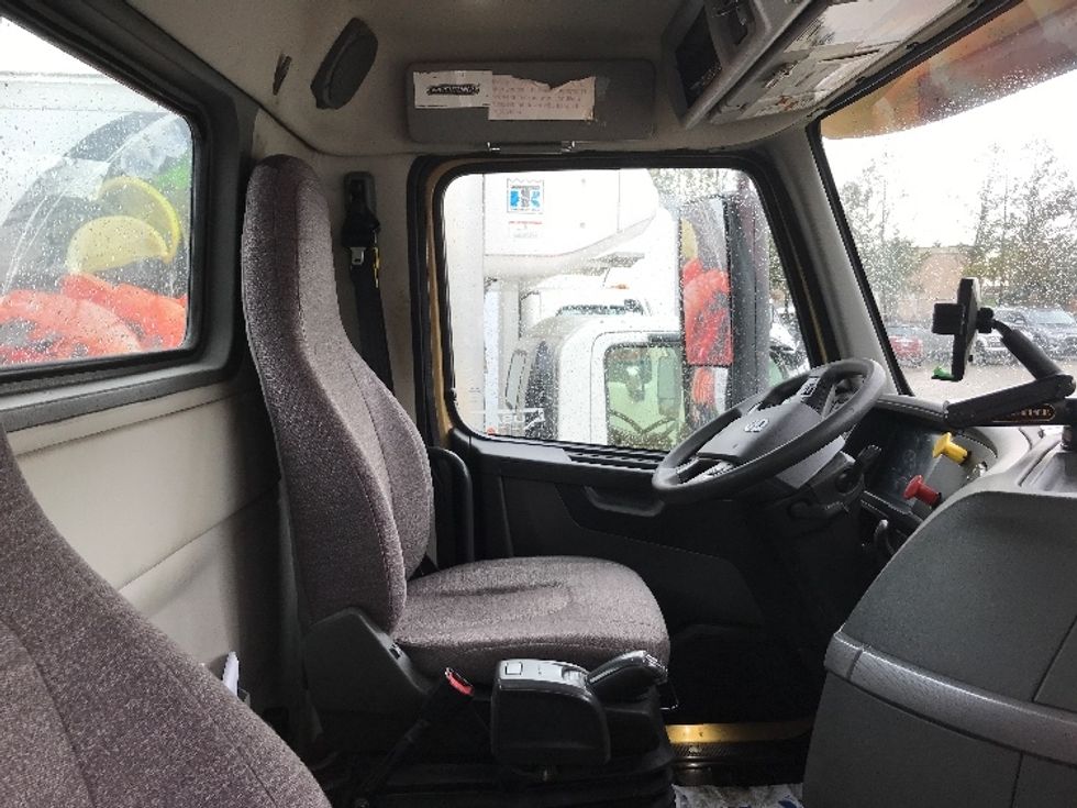 Day Cab Tractor-Heavy Duty Tractors-Volvo-2019-VNL64T300-Delta-BC-380,415\n\t\tkm-$ 61,500 - Image 13