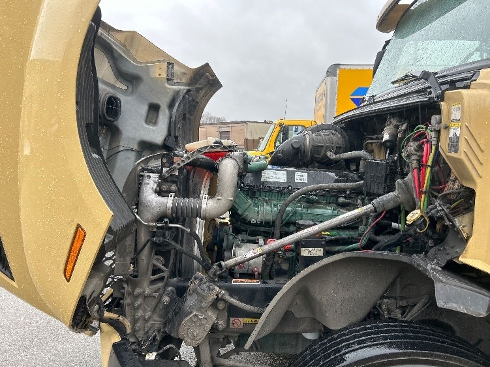 Day Cab Tractor-Heavy Duty Tractors-Volvo-2019-VNL64T300-Delta-BC-380,415\n\t\tkm-$ 61,500 - Image 15