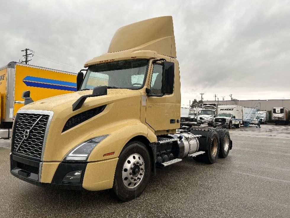 Day Cab Tractor-Heavy Duty Tractors-Volvo-2019-VNL64T300-Delta-BC-380,415\n\t\tkm-$ 61,500 - Image 3