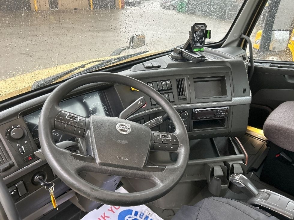 Day Cab Tractor-Heavy Duty Tractors-Volvo-2019-VNL64T300-Delta-BC-380,415\n\t\tkm-$ 61,500 - Image 9