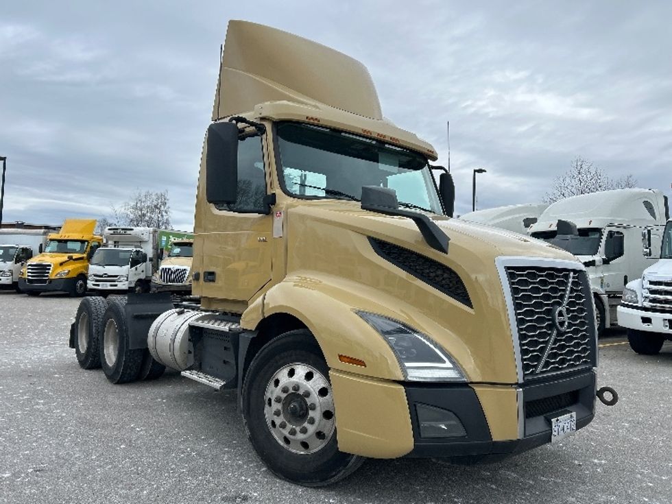 Day Cab Tractor-Heavy Duty Tractors-Volvo-2019-VNL64T300-Delta-BC-401,669\n\t\tkm-$ 60,750 - Image 1