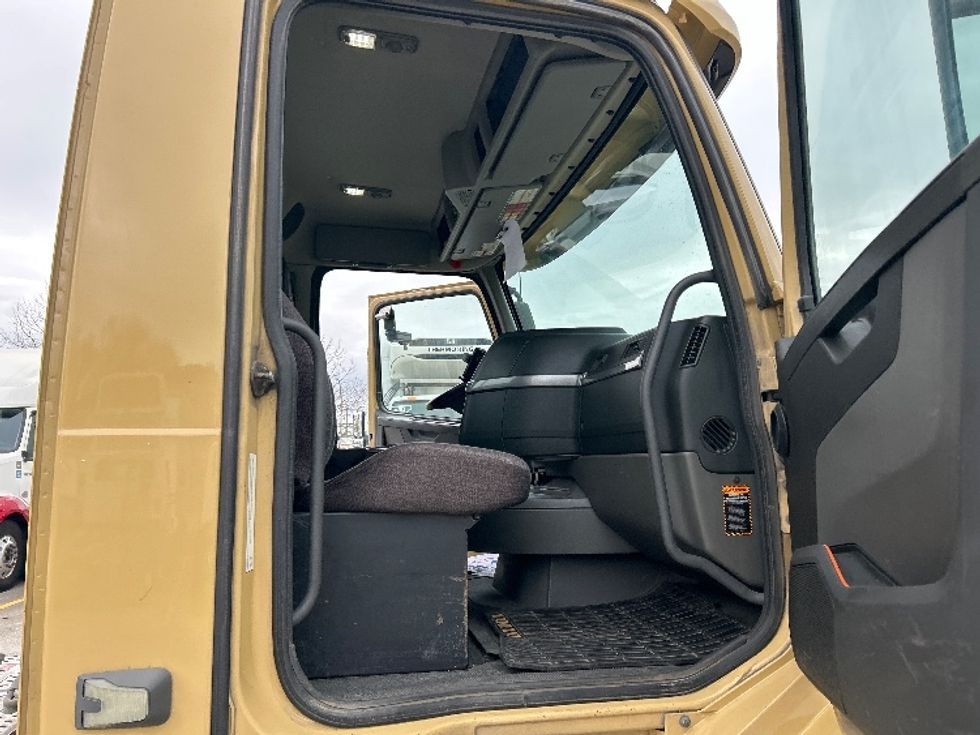 Day Cab Tractor-Heavy Duty Tractors-Volvo-2019-VNL64T300-Delta-BC-401,669\n\t\tkm-$ 60,750 - Image 12