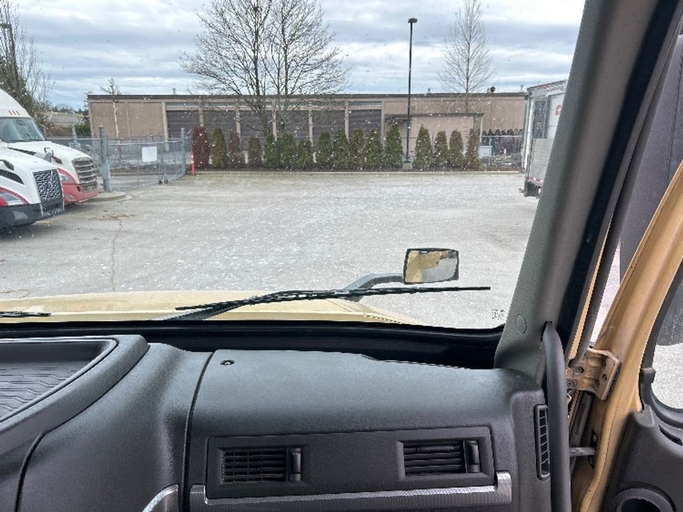 Day Cab Tractor-Heavy Duty Tractors-Volvo-2019-VNL64T300-Delta-BC-401,669\n\t\tkm-$ 60,750 - Image 13