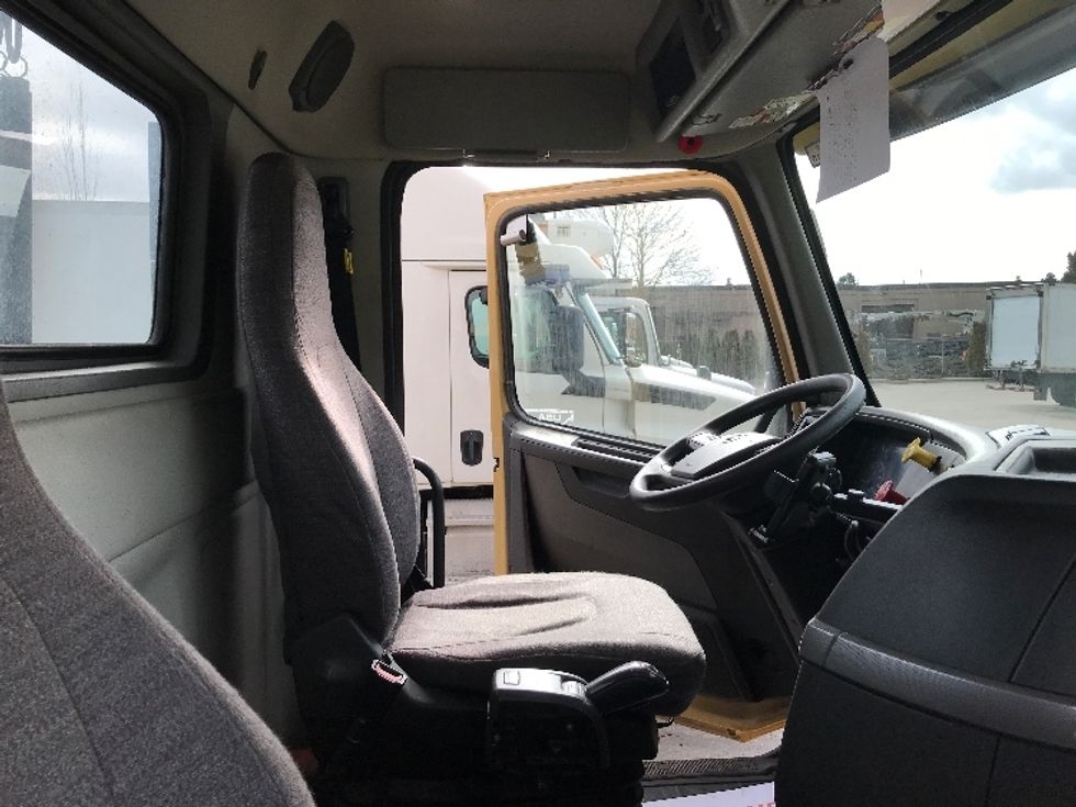 Day Cab Tractor-Heavy Duty Tractors-Volvo-2019-VNL64T300-Delta-BC-401,669\n\t\tkm-$ 60,750 - Image 14