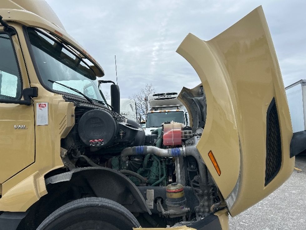 Day Cab Tractor-Heavy Duty Tractors-Volvo-2019-VNL64T300-Delta-BC-401,669\n\t\tkm-$ 60,750 - Image 15