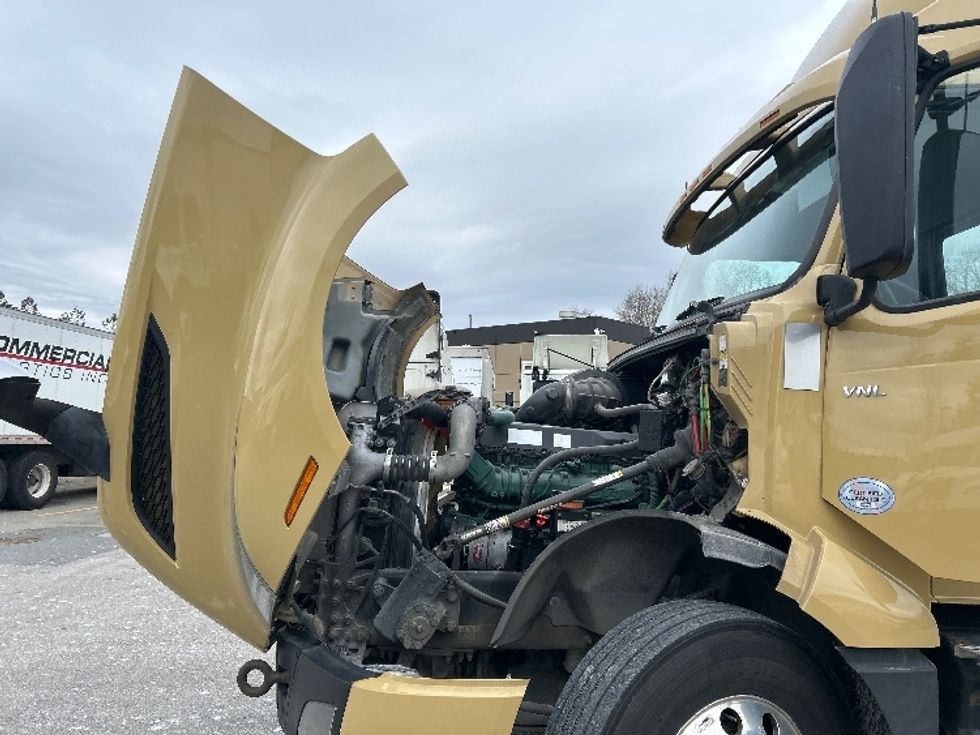 Day Cab Tractor-Heavy Duty Tractors-Volvo-2019-VNL64T300-Delta-BC-401,669\n\t\tkm-$ 60,750 - Image 16