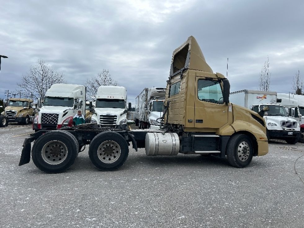 Day Cab Tractor-Heavy Duty Tractors-Volvo-2019-VNL64T300-Delta-BC-401,669\n\t\tkm-$ 60,750 - Image 8