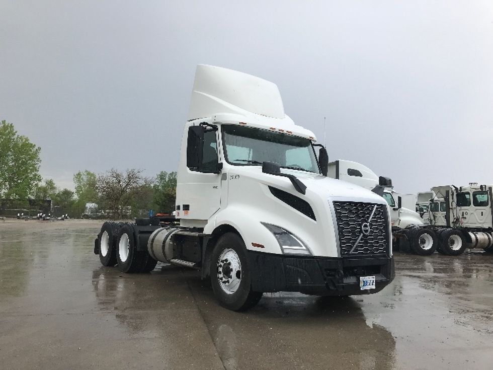 Day Cab Tractor-Heavy Duty Tractors-Volvo-2019-VNL64T300-Des Moines-IA-411,764\n\t\tmiles-$ 53,500 - Image 1
