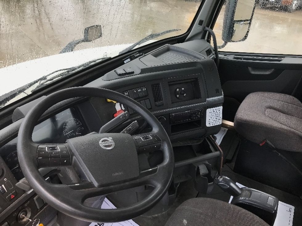 Day Cab Tractor-Heavy Duty Tractors-Volvo-2019-VNL64T300-Des Moines-IA-411,764\n\t\tmiles-$ 53,500 - Image 10