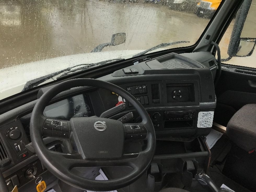 Day Cab Tractor-Heavy Duty Tractors-Volvo-2019-VNL64T300-Des Moines-IA-411,764\n\t\tmiles-$ 53,500 - Image 11