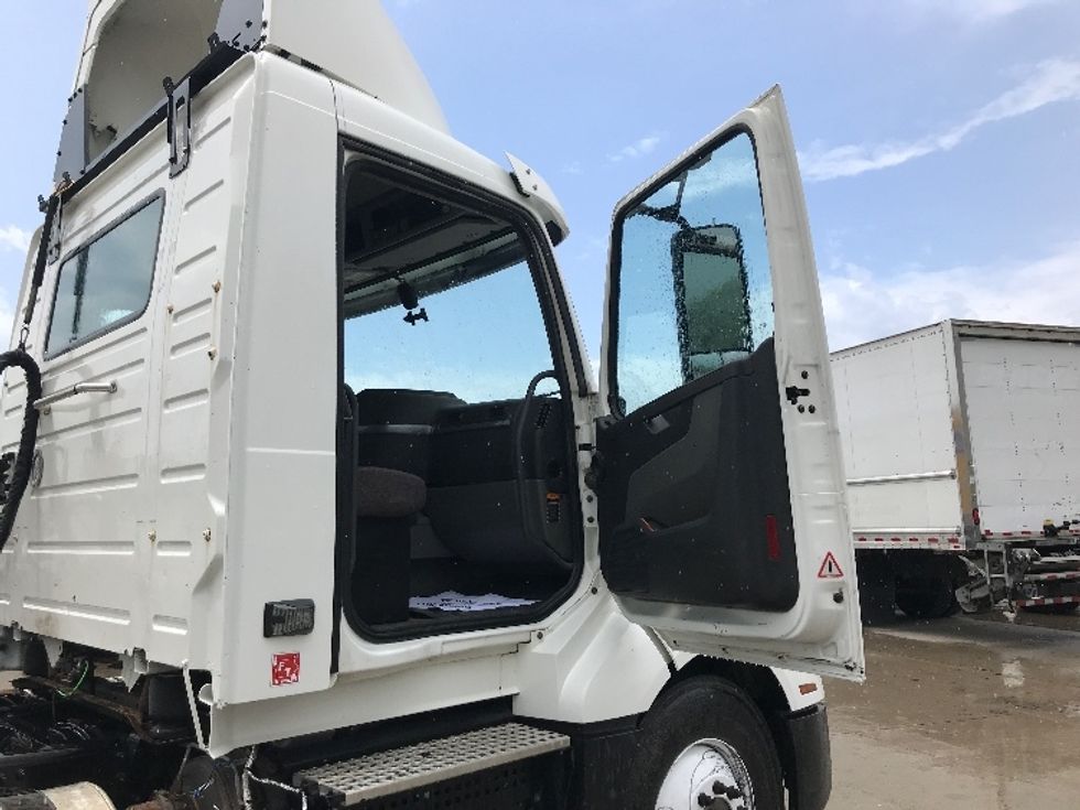 Day Cab Tractor-Heavy Duty Tractors-Volvo-2019-VNL64T300-Des Moines-IA-411,764\n\t\tmiles-$ 53,500 - Image 12