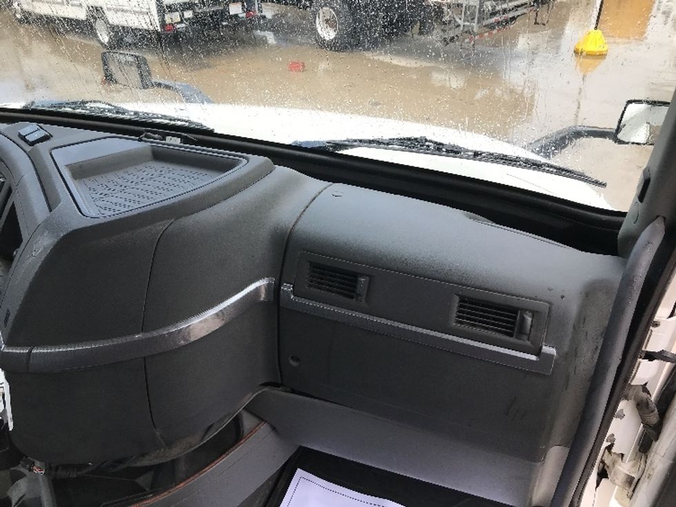 Day Cab Tractor-Heavy Duty Tractors-Volvo-2019-VNL64T300-Des Moines-IA-411,764\n\t\tmiles-$ 53,500 - Image 13