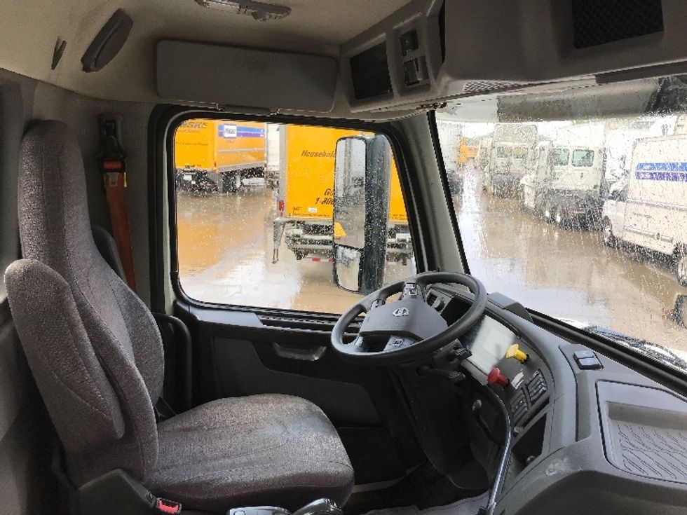 Day Cab Tractor-Heavy Duty Tractors-Volvo-2019-VNL64T300-Des Moines-IA-411,764\n\t\tmiles-$ 53,500 - Image 14