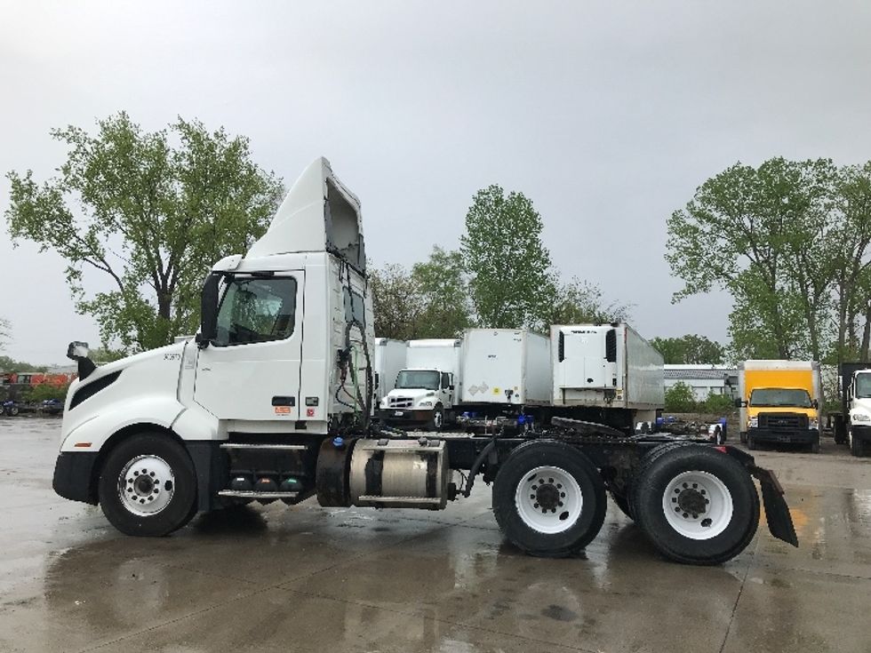 Day Cab Tractor-Heavy Duty Tractors-Volvo-2019-VNL64T300-Des Moines-IA-411,764\n\t\tmiles-$ 53,500 - Image 4