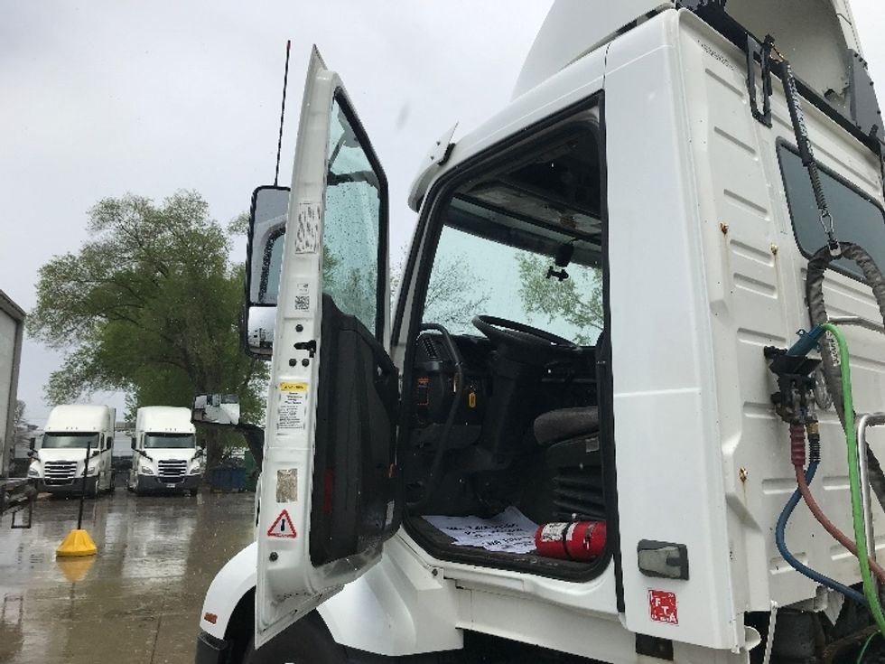 Day Cab Tractor-Heavy Duty Tractors-Volvo-2019-VNL64T300-Des Moines-IA-411,764\n\t\tmiles-$ 53,500 - Image 9