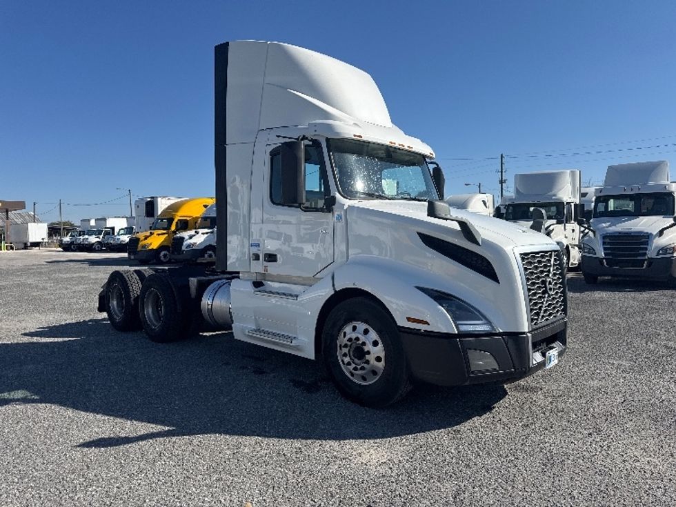 Day Cab Tractor-Heavy Duty Tractors-Volvo-2019-VNL64T300-Dothan-AL-518,345\n\t\tmiles-$ 37,500 - Image 1