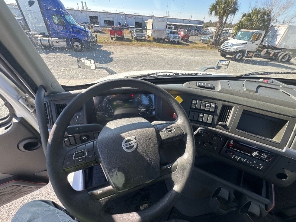 Day Cab Tractor-Heavy Duty Tractors-Volvo-2019-VNL64T300-Dothan-AL-518,345\n\t\tmiles-$ 37,500 - Image 11