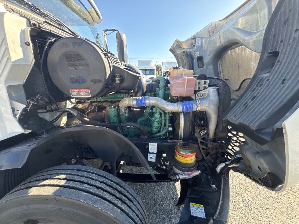 Day Cab Tractor-Heavy Duty Tractors-Volvo-2019-VNL64T300-Dothan-AL-518,345\n\t\tmiles-$ 37,500 - Image 15