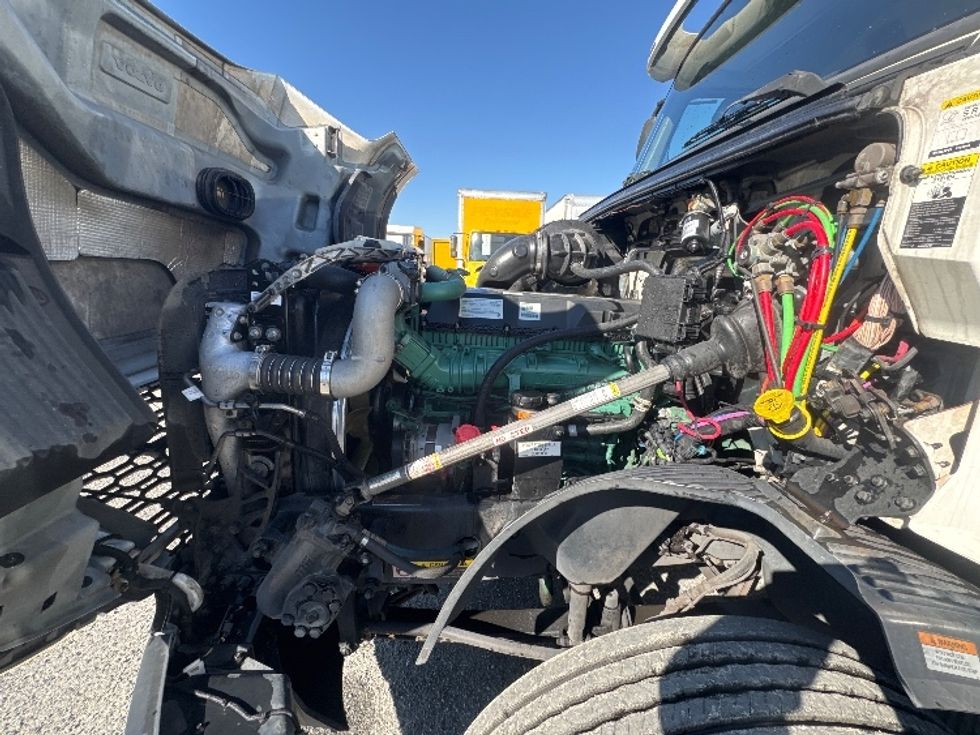 Day Cab Tractor-Heavy Duty Tractors-Volvo-2019-VNL64T300-Dothan-AL-518,345\n\t\tmiles-$ 37,500 - Image 16