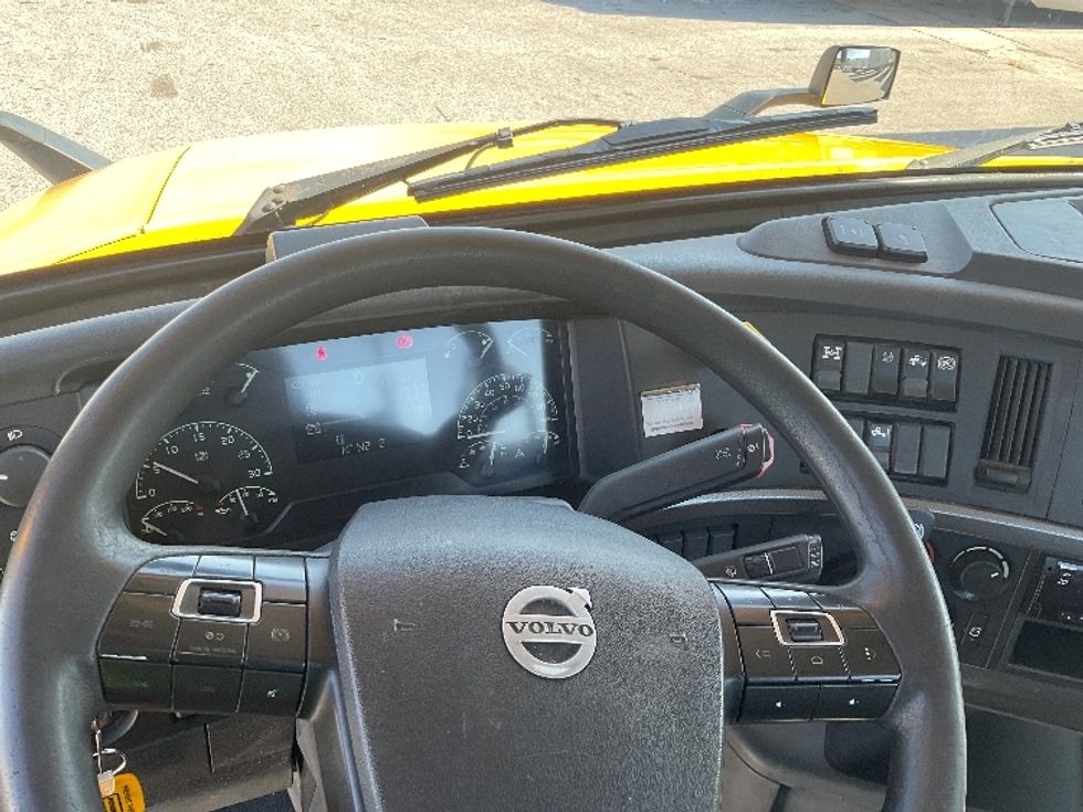 Day Cab Tractor-Heavy Duty Tractors-Volvo-2019-VNL64T300-Earth City-MO-350,389\n\t\tmiles-$ 40,750 - Image 10