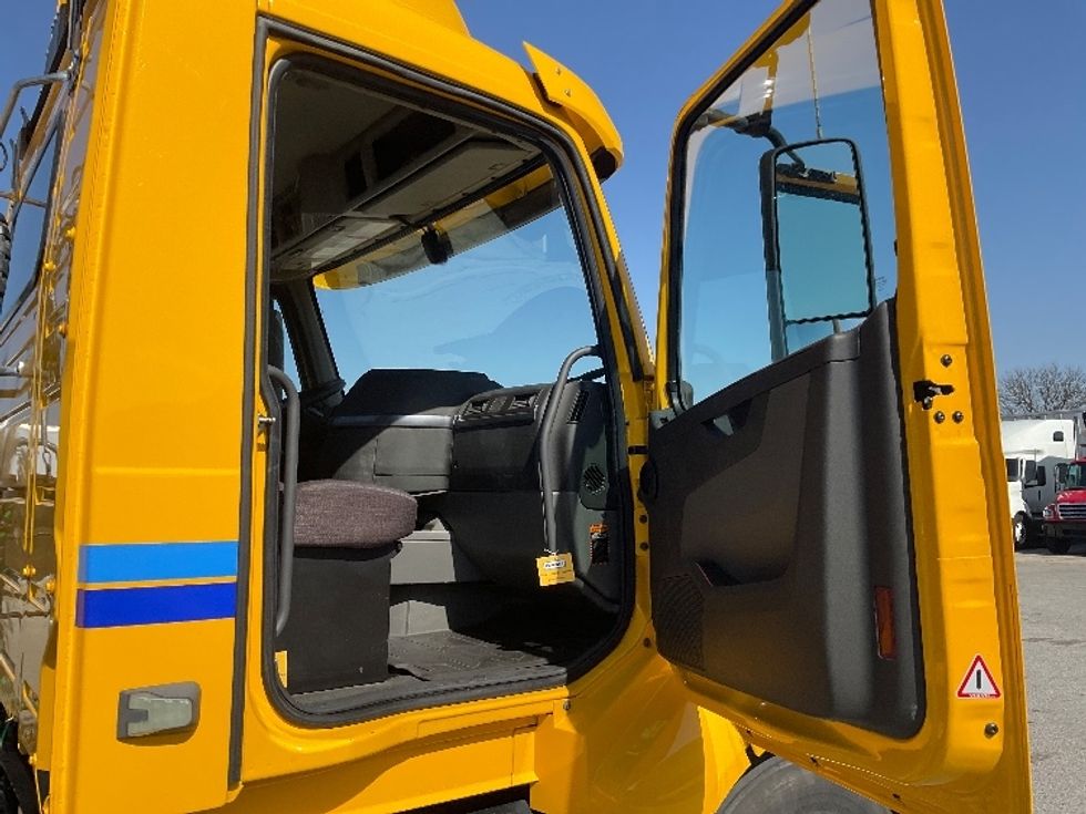 Day Cab Tractor-Heavy Duty Tractors-Volvo-2019-VNL64T300-Earth City-MO-350,389\n\t\tmiles-$ 40,750 - Image 11