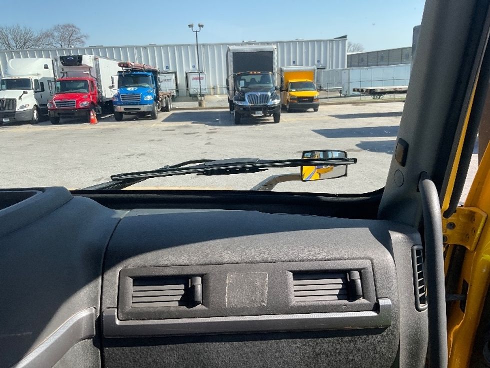 Day Cab Tractor-Heavy Duty Tractors-Volvo-2019-VNL64T300-Earth City-MO-350,389\n\t\tmiles-$ 40,750 - Image 12