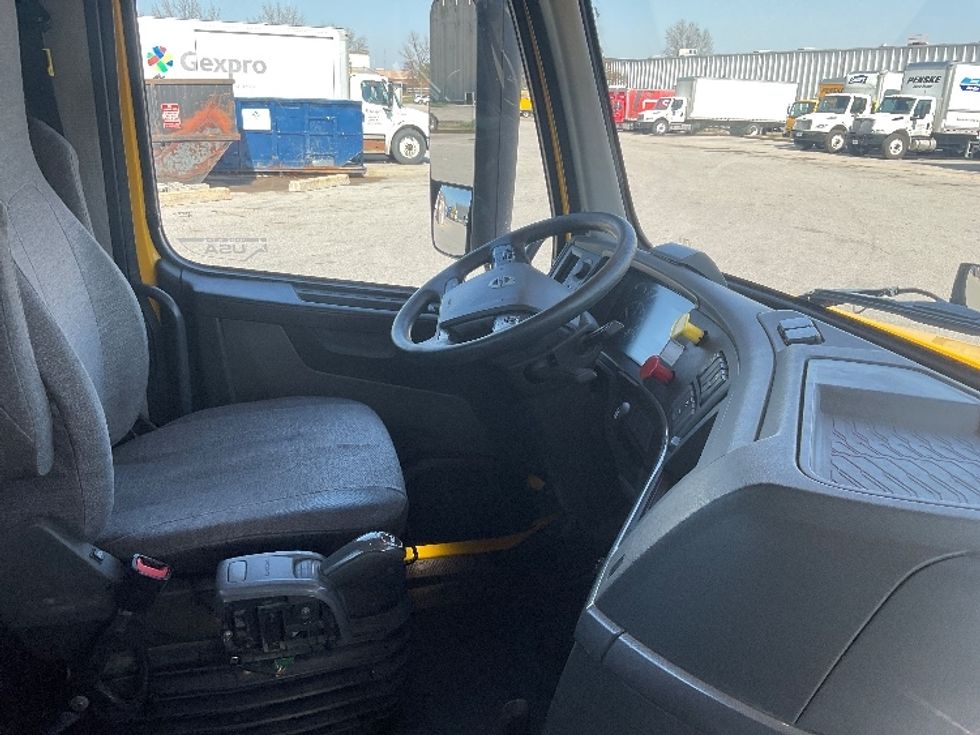 Day Cab Tractor-Heavy Duty Tractors-Volvo-2019-VNL64T300-Earth City-MO-350,389\n\t\tmiles-$ 40,750 - Image 13