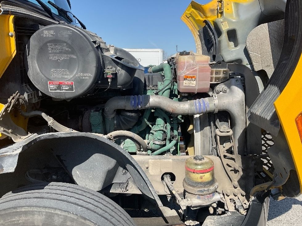 Day Cab Tractor-Heavy Duty Tractors-Volvo-2019-VNL64T300-Earth City-MO-350,389\n\t\tmiles-$ 40,750 - Image 14