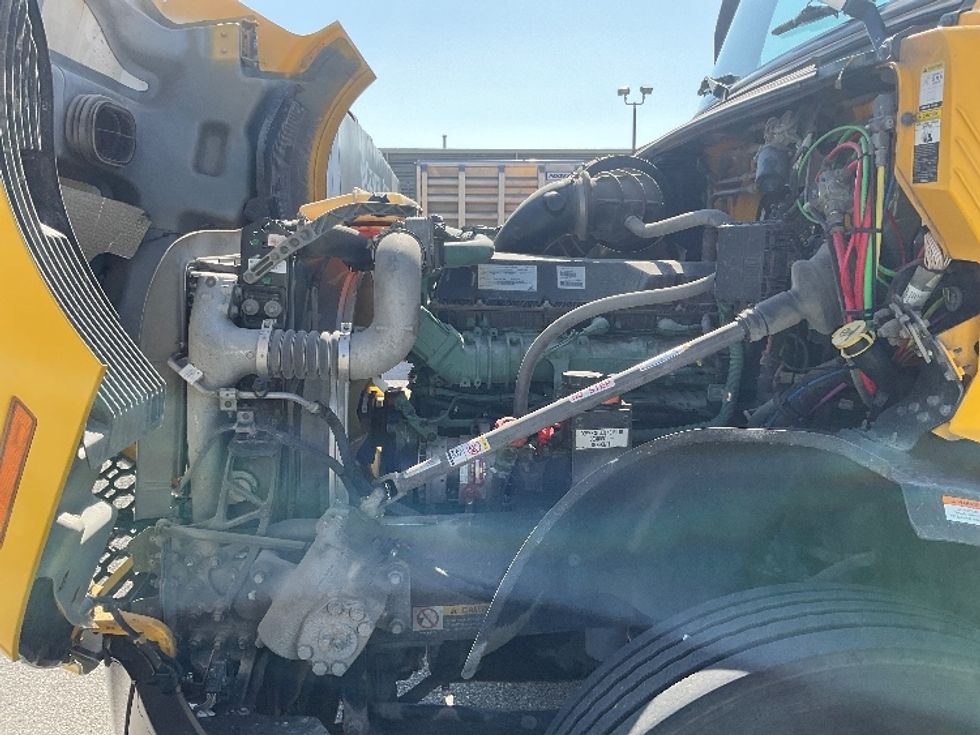 Day Cab Tractor-Heavy Duty Tractors-Volvo-2019-VNL64T300-Earth City-MO-350,389\n\t\tmiles-$ 40,750 - Image 15