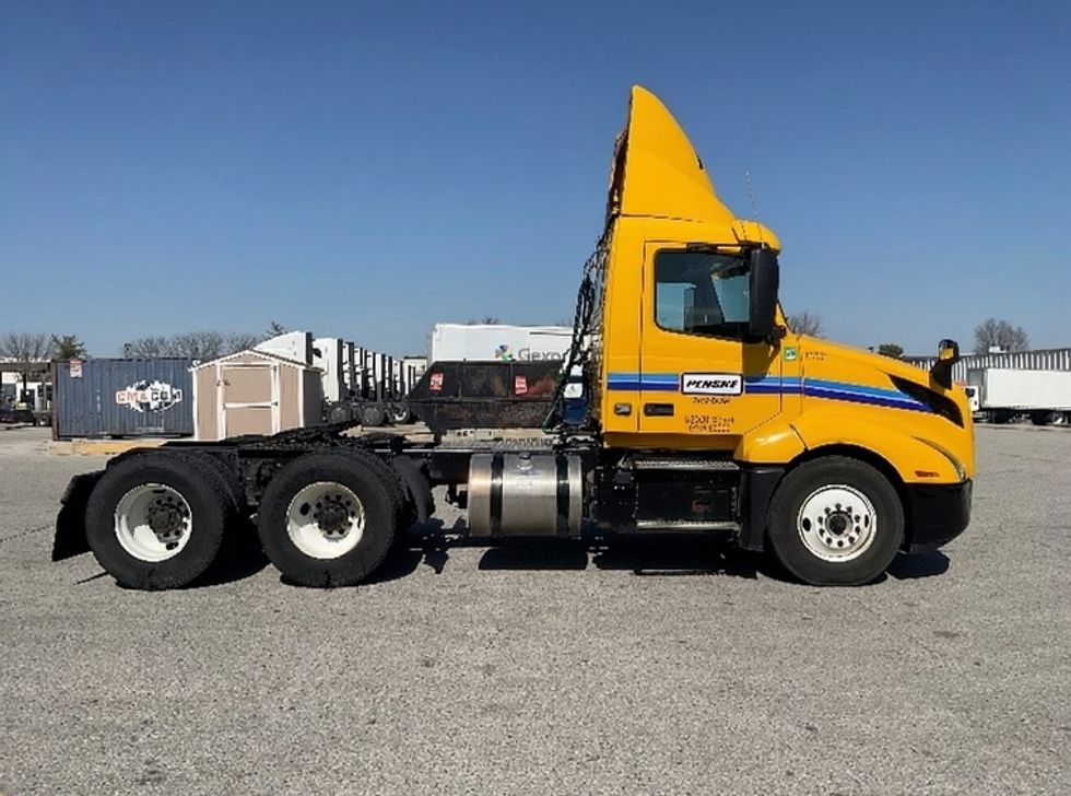 Day Cab Tractor-Heavy Duty Tractors-Volvo-2019-VNL64T300-Earth City-MO-350,389\n\t\tmiles-$ 40,750 - Image 16