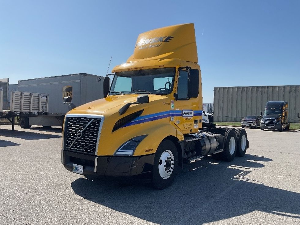 Day Cab Tractor-Heavy Duty Tractors-Volvo-2019-VNL64T300-Earth City-MO-350,389\n\t\tmiles-$ 40,750 - Image 3