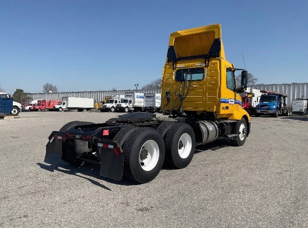 Day Cab Tractor-Heavy Duty Tractors-Volvo-2019-VNL64T300-Earth City-MO-350,389\n\t\tmiles-$ 40,750 - Image 7