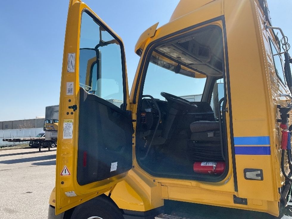 Day Cab Tractor-Heavy Duty Tractors-Volvo-2019-VNL64T300-Earth City-MO-350,389\n\t\tmiles-$ 40,750 - Image 8
