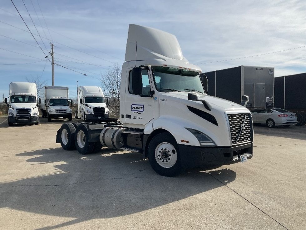 Day Cab Tractor-Heavy Duty Tractors-Volvo-2019-VNL64T300-Elizabethtown-KY-381,435\n\t\tmiles-$ 41,000 - Image 1