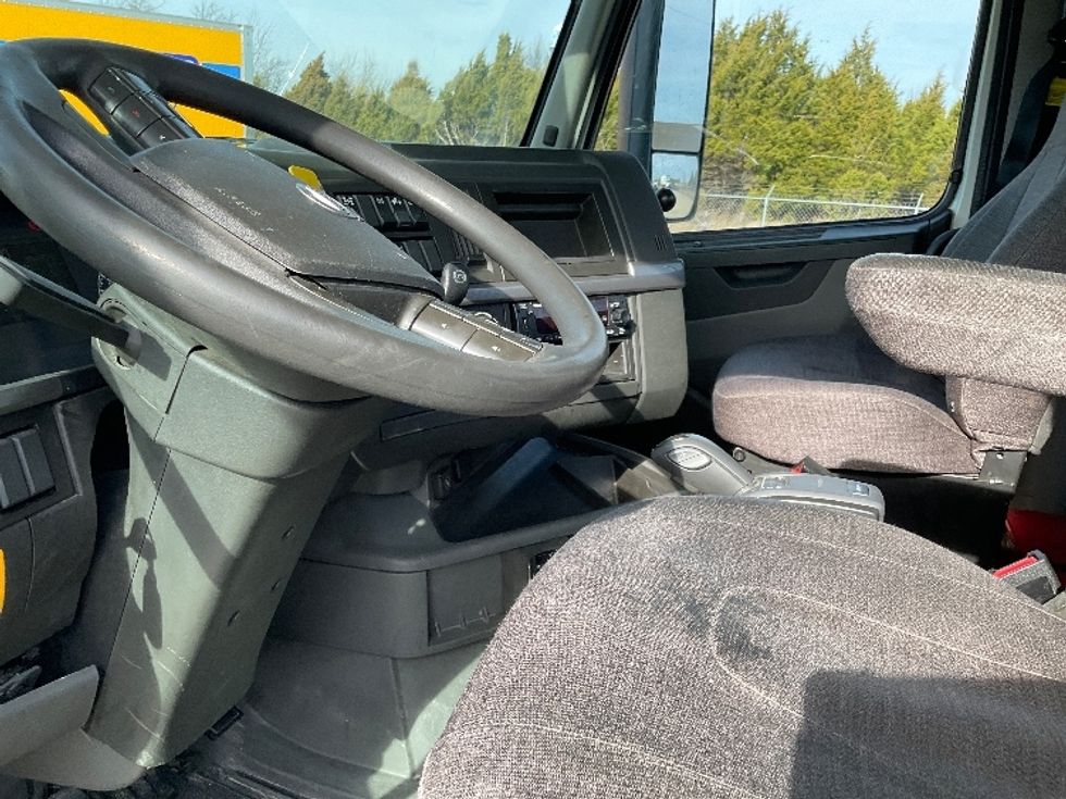Day Cab Tractor-Heavy Duty Tractors-Volvo-2019-VNL64T300-Elizabethtown-KY-381,435\n\t\tmiles-$ 41,000 - Image 10