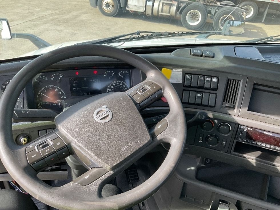 Day Cab Tractor-Heavy Duty Tractors-Volvo-2019-VNL64T300-Elizabethtown-KY-381,435\n\t\tmiles-$ 41,000 - Image 11