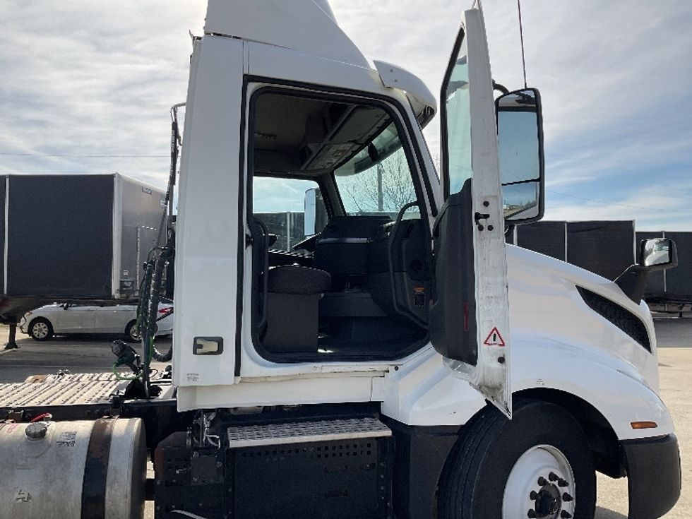 Day Cab Tractor-Heavy Duty Tractors-Volvo-2019-VNL64T300-Elizabethtown-KY-381,435\n\t\tmiles-$ 41,000 - Image 12