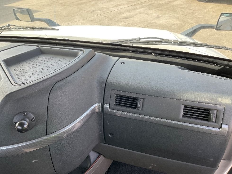 Day Cab Tractor-Heavy Duty Tractors-Volvo-2019-VNL64T300-Elizabethtown-KY-381,435\n\t\tmiles-$ 41,000 - Image 13