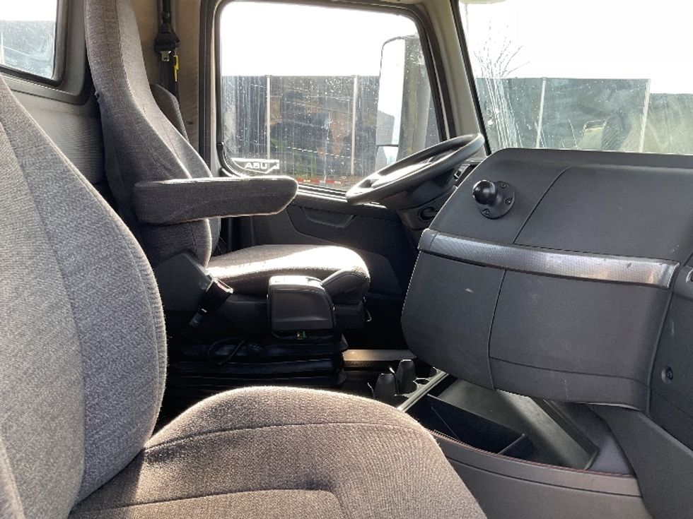 Day Cab Tractor-Heavy Duty Tractors-Volvo-2019-VNL64T300-Elizabethtown-KY-381,435\n\t\tmiles-$ 41,000 - Image 14