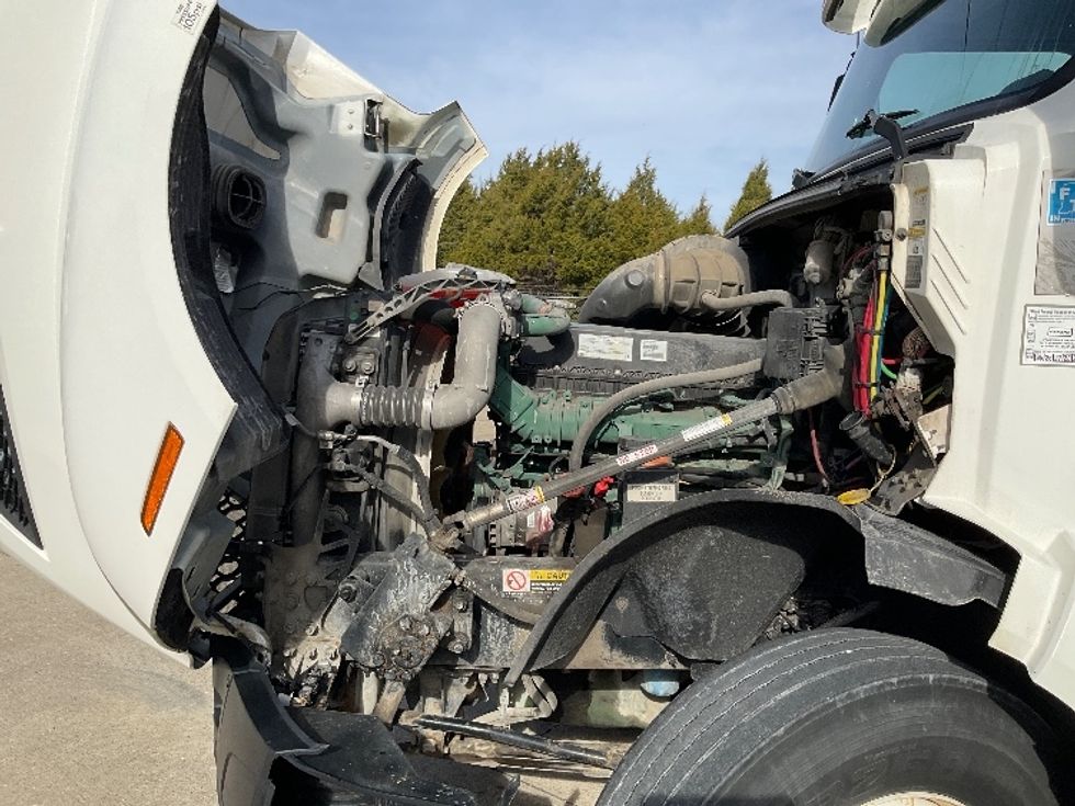 Day Cab Tractor-Heavy Duty Tractors-Volvo-2019-VNL64T300-Elizabethtown-KY-381,435\n\t\tmiles-$ 41,000 - Image 16