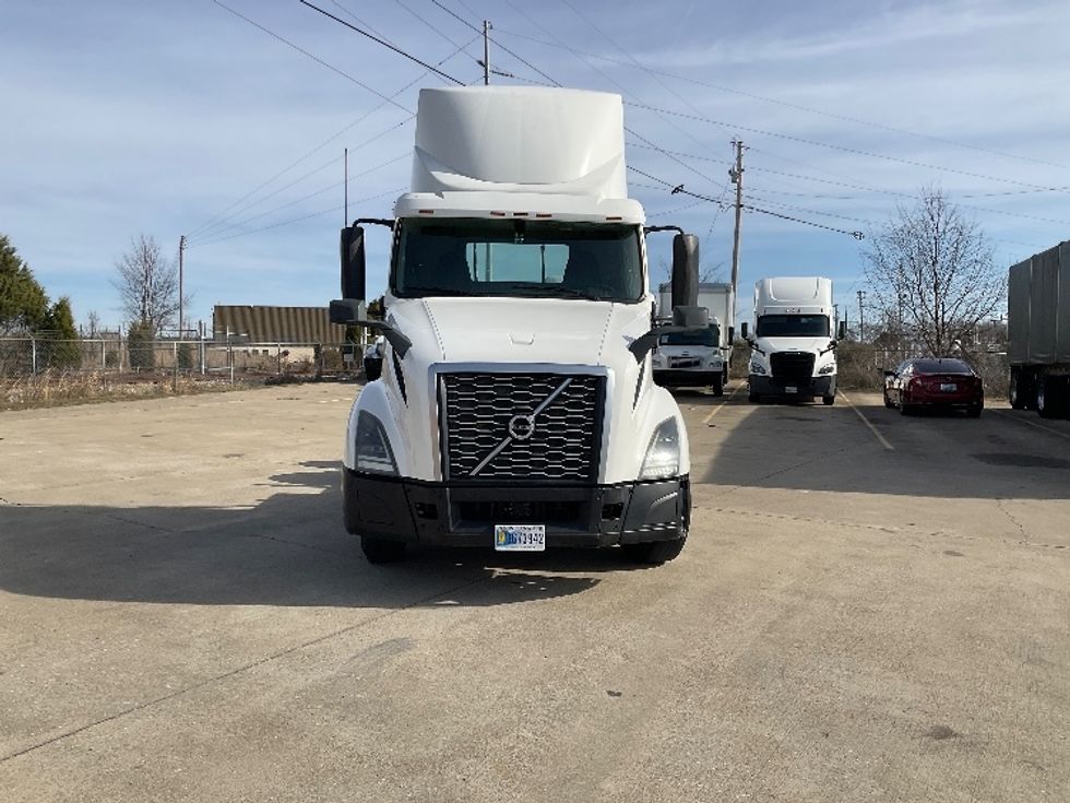 Day Cab Tractor-Heavy Duty Tractors-Volvo-2019-VNL64T300-Elizabethtown-KY-381,435\n\t\tmiles-$ 41,000 - Image 2
