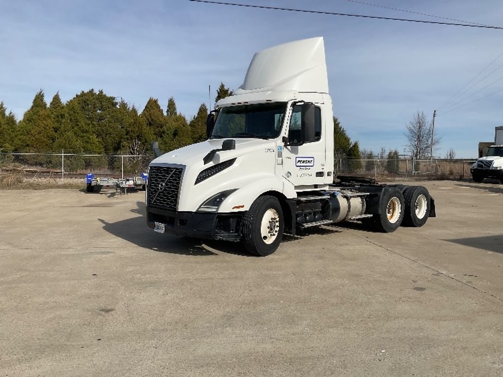 Day Cab Tractor-Heavy Duty Tractors-Volvo-2019-VNL64T300-Elizabethtown-KY-381,435\n\t\tmiles-$ 41,000 - Image 3