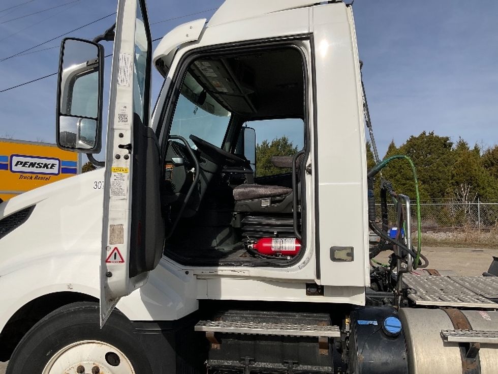 Day Cab Tractor-Heavy Duty Tractors-Volvo-2019-VNL64T300-Elizabethtown-KY-381,435\n\t\tmiles-$ 41,000 - Image 9