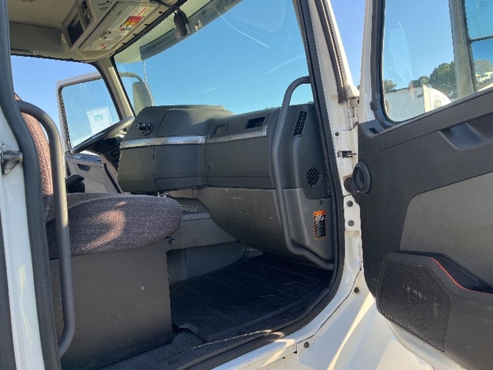 Day Cab Tractor-Heavy Duty Tractors-Volvo-2019-VNL64T300-Florence-SC-317,279\n\t\tmiles-$ 47,000 - Image 12