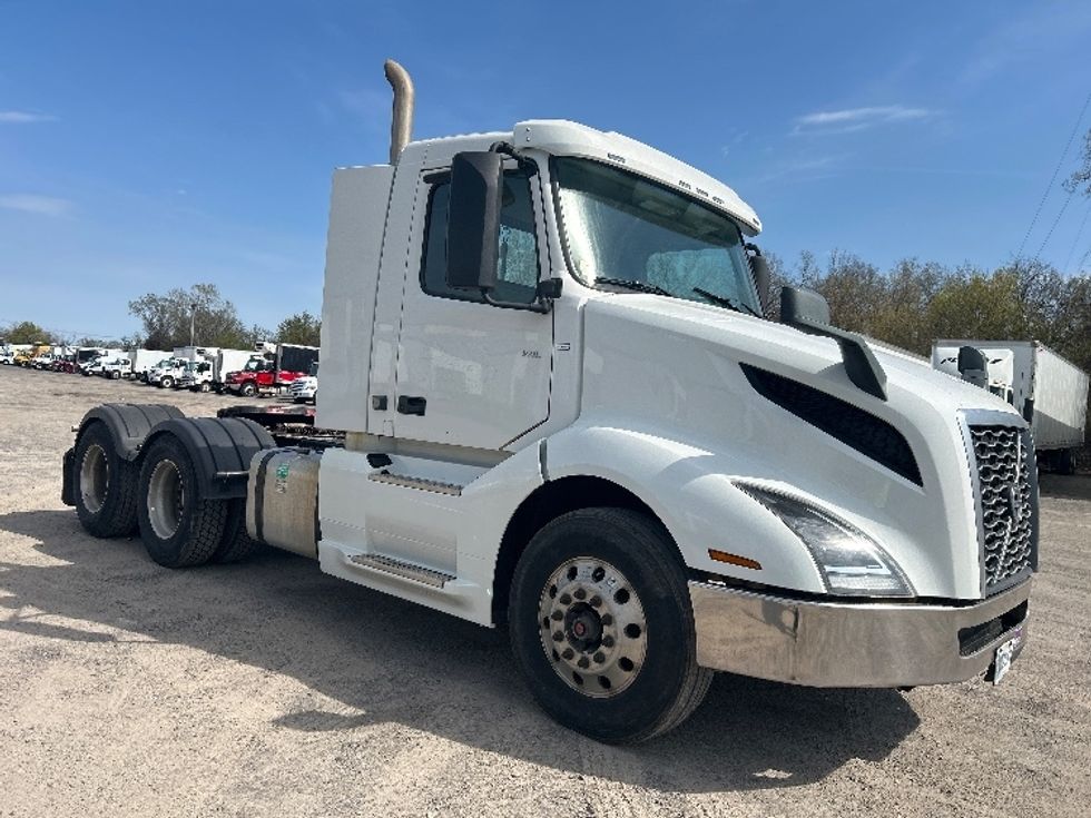 Day Cab Tractor-Heavy Duty Tractors-Volvo-2019-VNL64T300-Flower Mound-TX-333,094\n\t\tmiles-$ 52,250 - Image 1