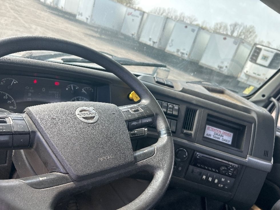 Day Cab Tractor-Heavy Duty Tractors-Volvo-2019-VNL64T300-Flower Mound-TX-333,094\n\t\tmiles-$ 52,250 - Image 11